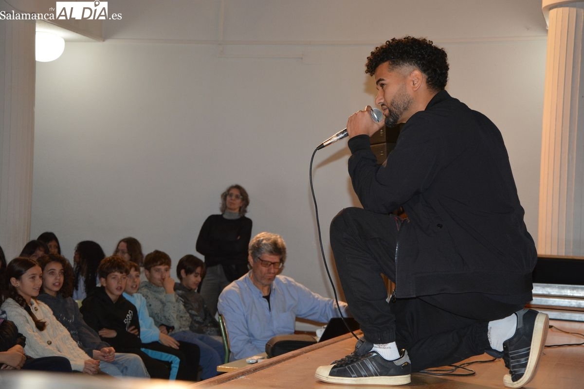 El rapero que conquista a estudiantes salmantinos desmontando discursos de odio